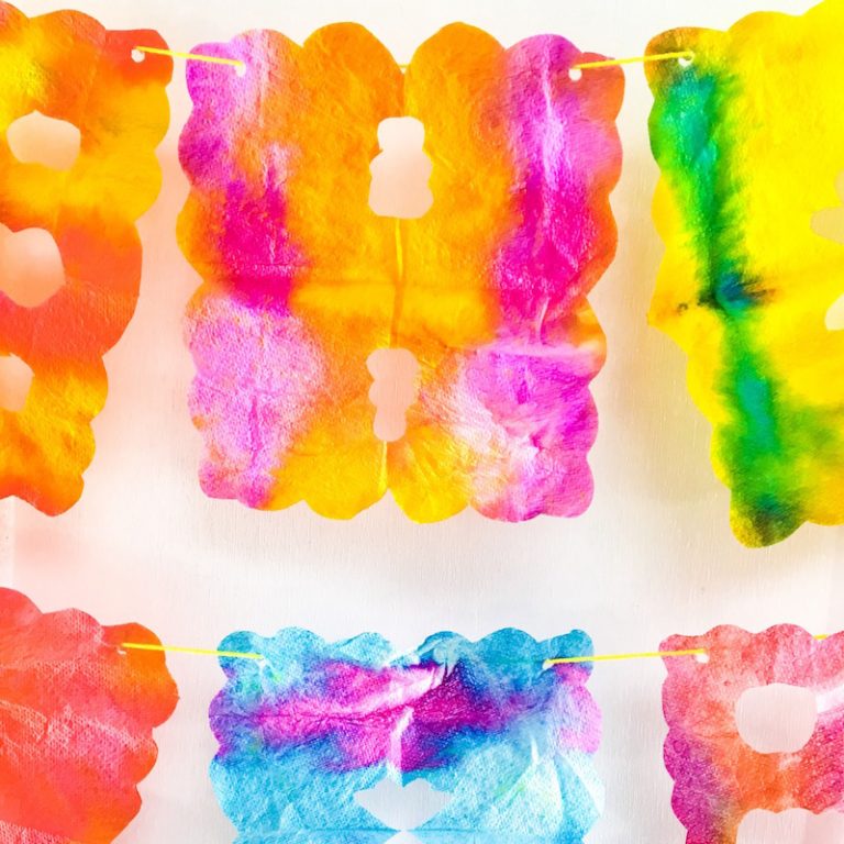 Paper towel garland craft idea for kids. Use liquid watercolours to create paper towl "snowflake" designs, then string them into a pretty garland #papertowel #liquidwatercolour #liquidwatercolor #garland #kidscraft #kidsart