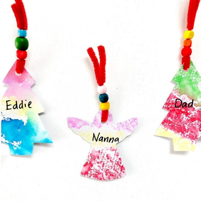 Arty DIY gift tags for Christmas - make your own colourful CHristmas gift tags using cookie cutters and this easy process art technique #kidsart #christmascrafts #kidscrafts #cookiecutters #gifttags #christmasgifts #foilprinting
