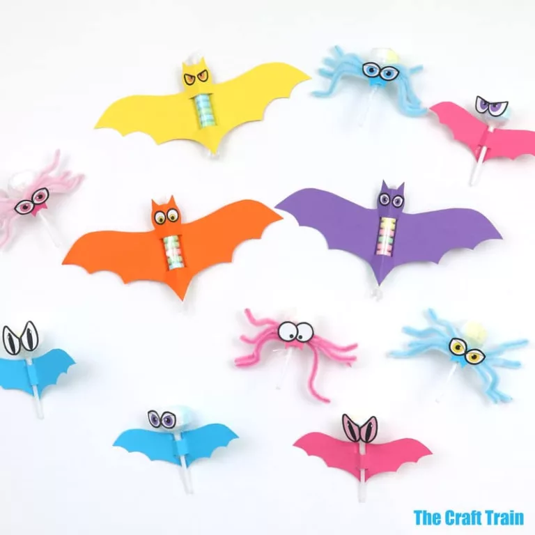 Adorable Halloween treats to make from paper with lollipops and printable templates. Lollipop bats, spiders and fizzy cand bats