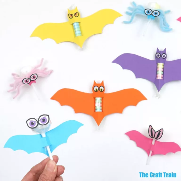 Adorable Halloween treats to make from paper with lollipops and printable templates. Lollipop bats, spiders and fizzy cand bats